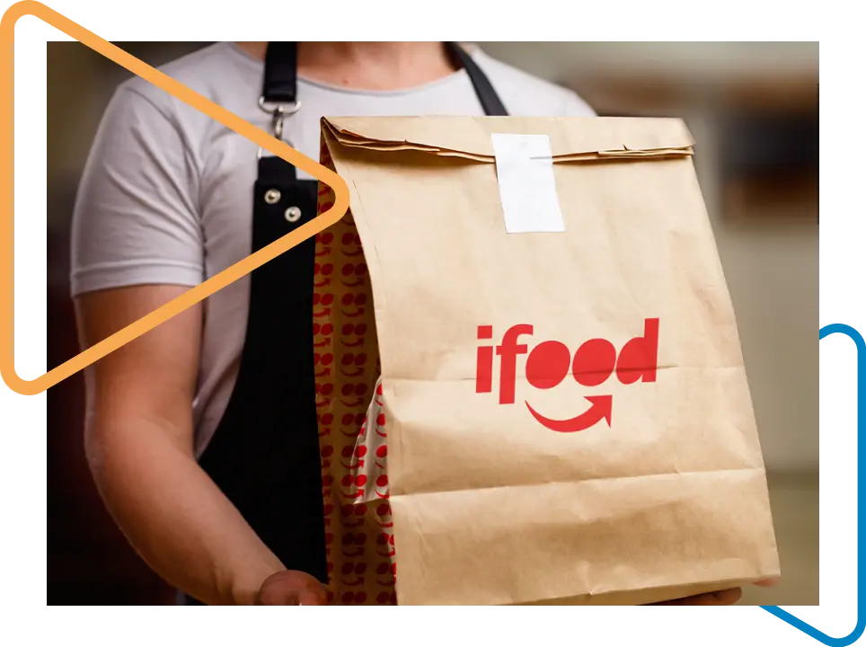 Entregador do Ifood segurando a embalagem da empresa