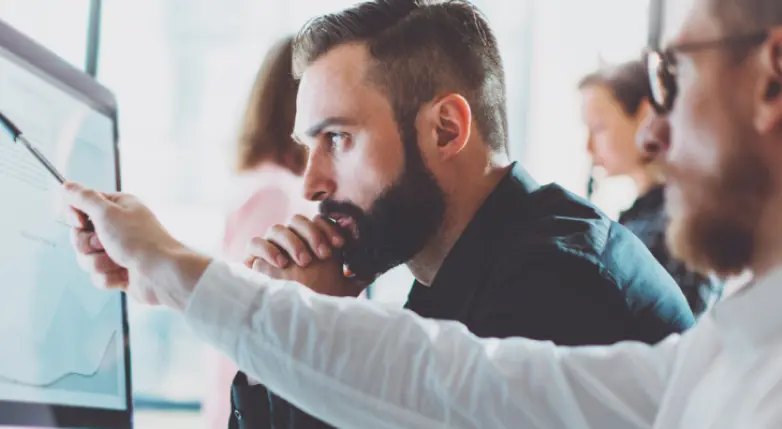 Grupo de funcionários analisando dados digitalmente